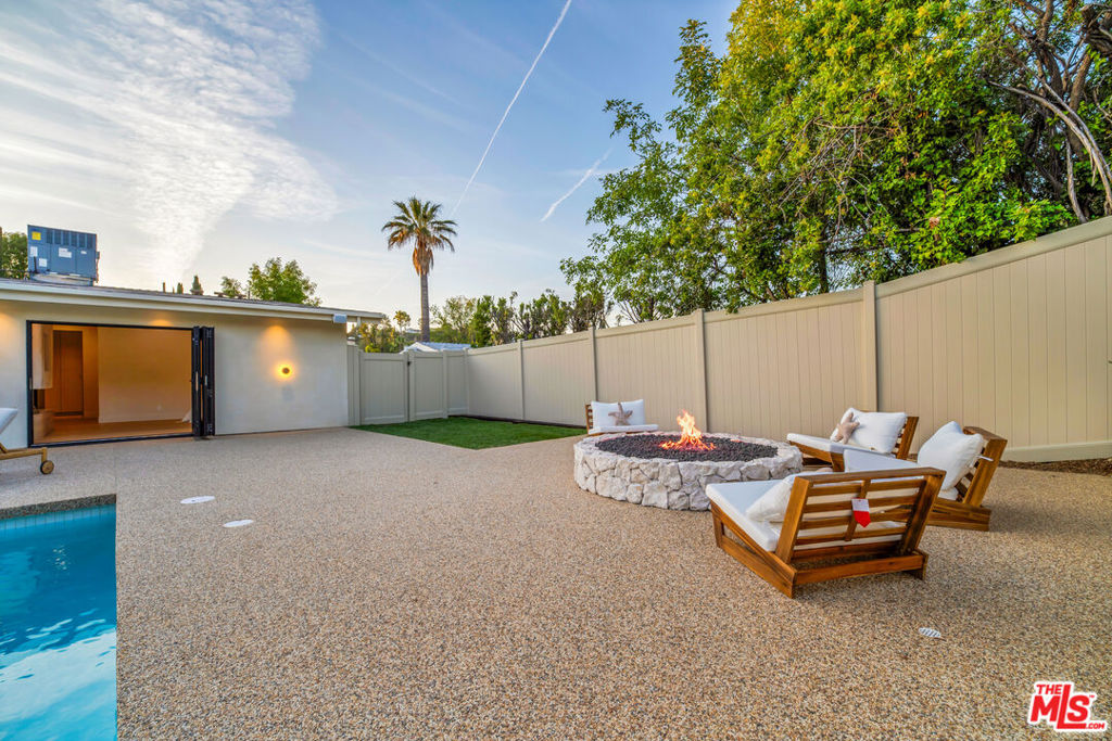 https://media.crmls.org/mediaz/d26c7c0d-7641-4150-bcf3-372718971d34.jpg?preset=X-Large