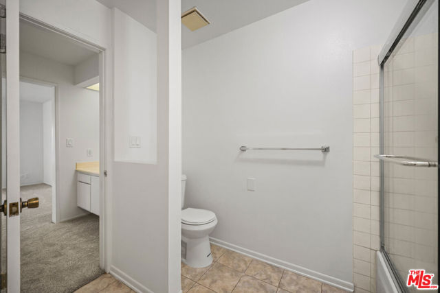 15207 Magnolia Boulevard, 116 photo 17