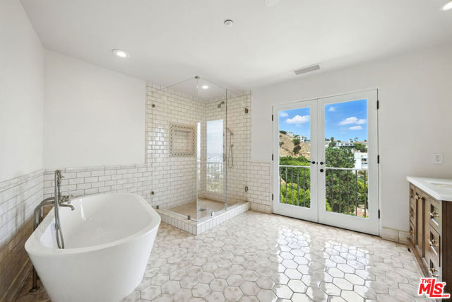 1675 Woods Drive, Los Angeles CA: https://media.crmls.org/mediaz/d26cb0af-6626-4e9d-990e-562e9de20958.jpg