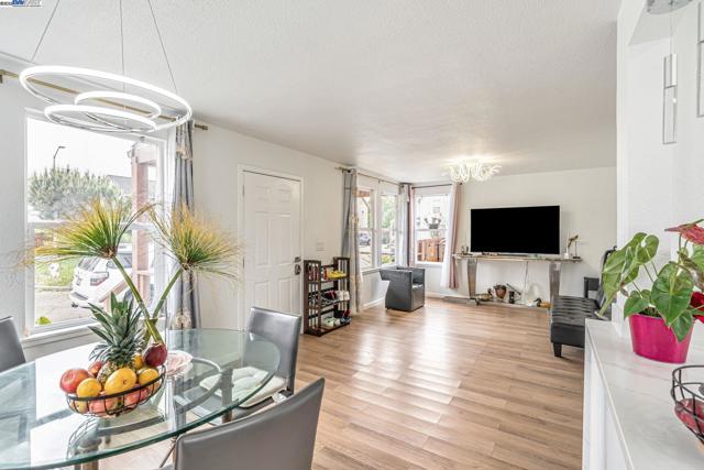10468 West Court, Oakland CA: https://media.crmls.org/mediaz/d26cbc3e-08c9-46cd-8d9b-024bc2b0044c.jpg