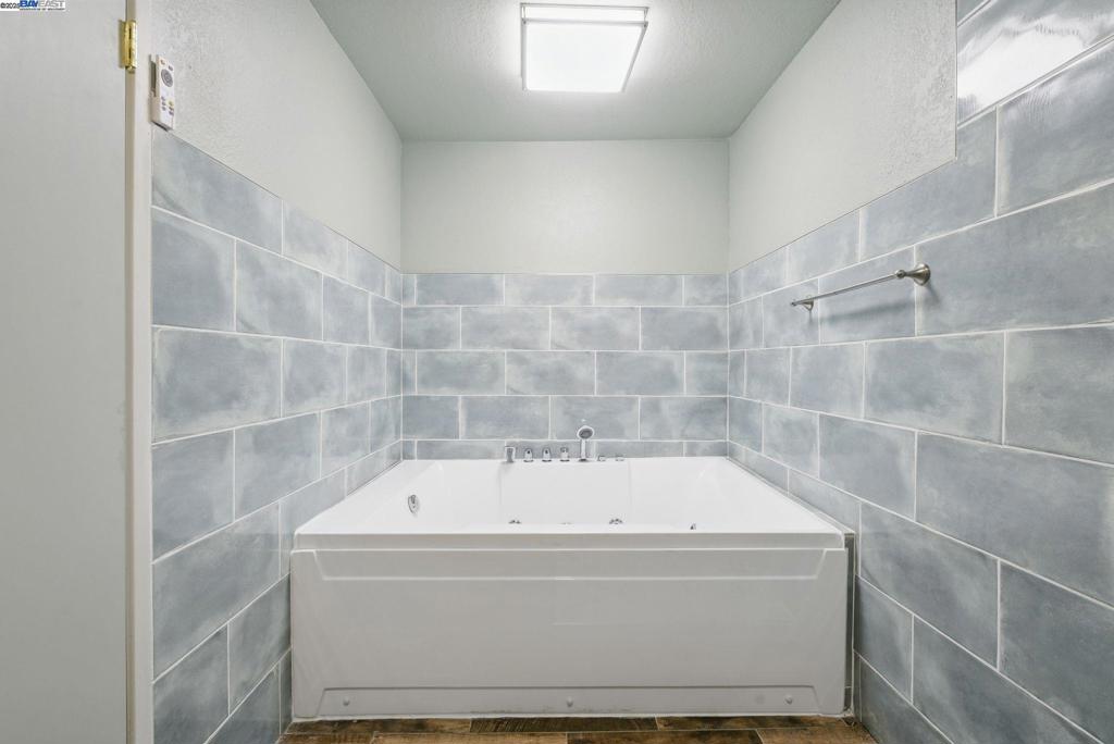 https://media.crmls.org/mediaz/d26dc221-5932-4826-bcc7-95771c9a0b62.jpg?preset=X-Large