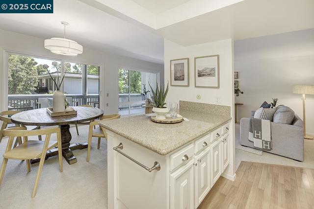 1224 Singingwood Ct, Walnut Creek CA: https://media.crmls.org/mediaz/d26ddcdd-db04-4481-a80d-cb2a80886e72.jpg