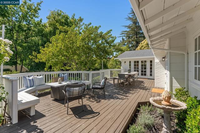645 Los Palos Dr, Lafayette CA: https://media.crmls.org/mediaz/d26e10ab-0ecf-4f6b-af92-ac4819dc4d0f.jpg