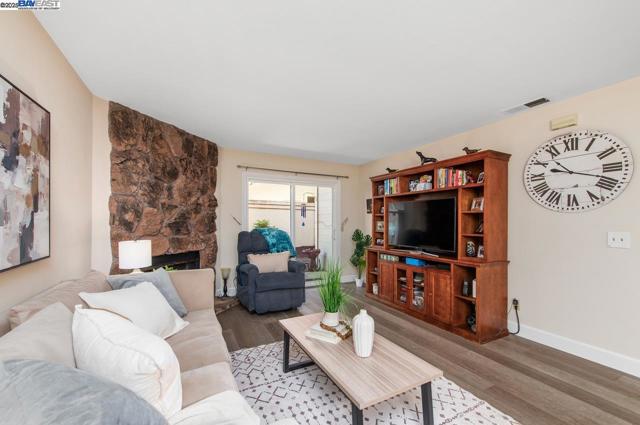 243 Rachael Pl, Pleasanton CA: https://media.crmls.org/mediaz/d26f0b71-b9a1-4626-954b-bc666a788c9b.jpg