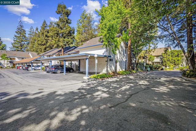 1117 Indian Summer Ct, San Jose CA: https://media.crmls.org/mediaz/d26f9b57-b99a-450b-ac08-949a248bc469.jpg