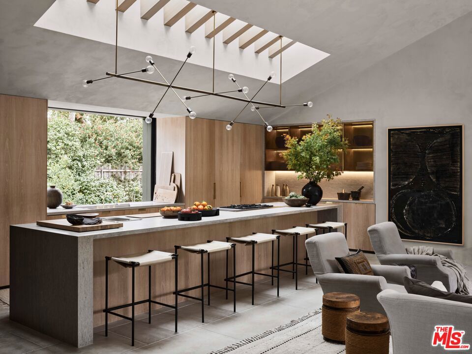 https://media.crmls.org/mediaz/d26fb376-dbf7-46be-8b30-1ba783be21a1.jpg?preset=X-Large