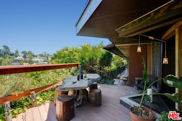 2528 Dearborn Drive, Los Angeles CA: https://media.crmls.org/mediaz/d2701a96-cb26-4d1c-a40b-421dc55cea35.jpg