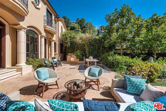 1549 Lindacrest Drive, Beverly Hills CA: https://media.crmls.org/mediaz/d2713383-bfa7-43eb-9b1c-dc88140a0e1b.jpg