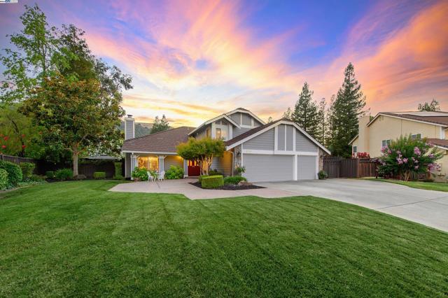 3338 Marsh Hawk Court, Pleasanton CA: https://media.crmls.org/mediaz/d2715237-729f-4456-ae73-46ceb0172bb1.jpg