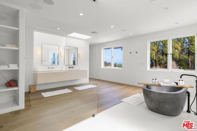 27405 Pacific Coast Highway, Malibu CA: https://media.crmls.org/mediaz/d2716fda-f18b-4772-baa5-9a0fe267510a.jpg
