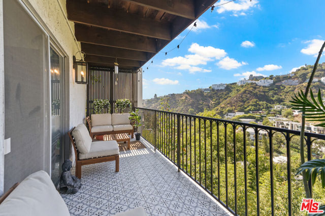 1923 Sunset Plaza Drive, Los Angeles CA: https://media.crmls.org/mediaz/d271dd89-de94-4426-9c72-247d48926e9d.jpg