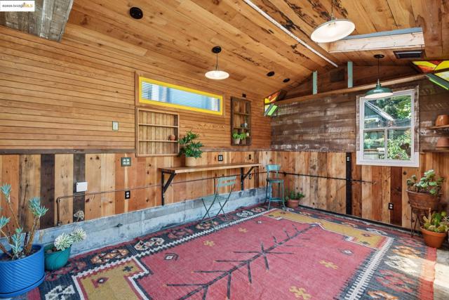 6521 Herzog St, Oakland CA: https://media.crmls.org/mediaz/d27235cb-0965-4824-bdc8-52afc0eff252.jpg