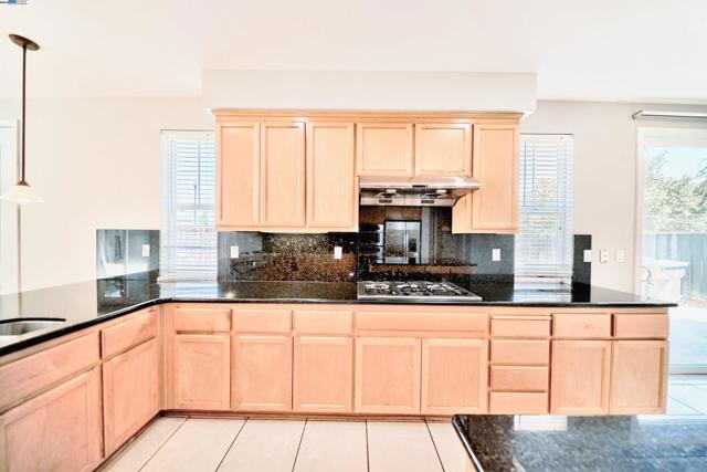 1069 Dry Creek Ct, Lathrop CA: https://media.crmls.org/mediaz/d272458c-e60d-4f3e-afea-d34812392bc1.jpg