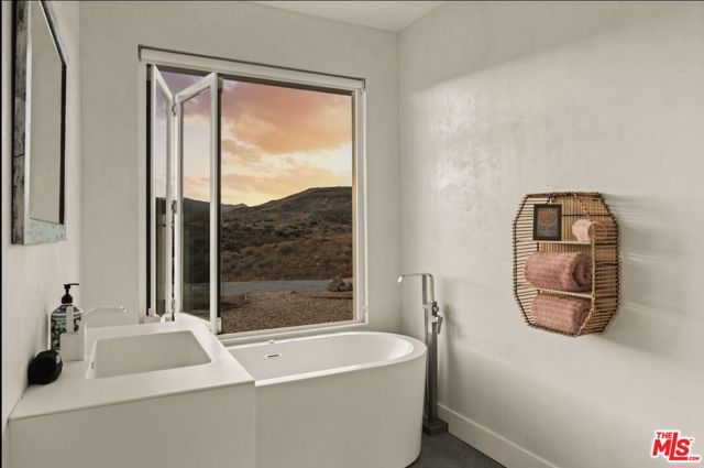 5195 Pioneertown Road, Pioneertown CA: https://media.crmls.org/mediaz/d27257e5-be85-48bf-b18b-7d459d123fcf.jpg