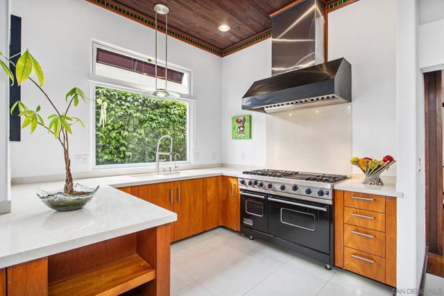 1728 W Lewis St, San Diego CA: https://media.crmls.org/mediaz/d272ad11-78ca-4942-932a-73b50cf1566f.jpg