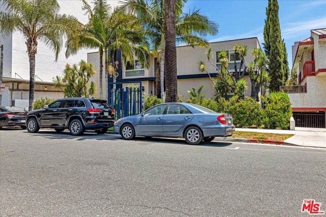 210 S Hamilton Drive, Beverly Hills CA: https://media.crmls.org/mediaz/d2740ff3-0556-4c25-8f52-9a38595785aa.jpg