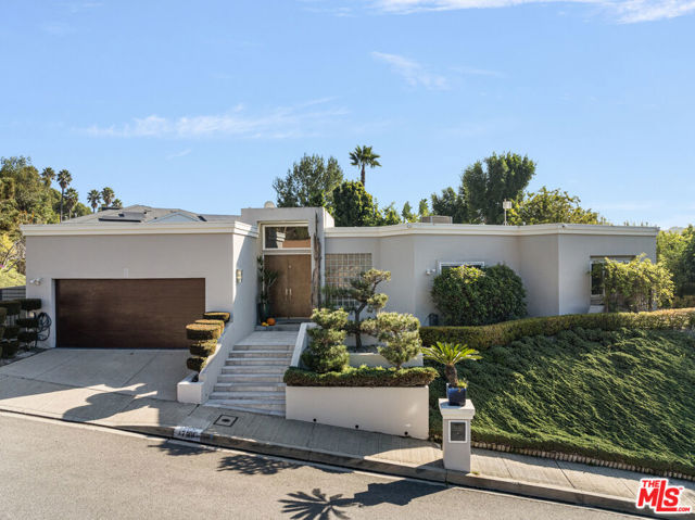 1708 Clear View Drive, Beverly Hills CA: https://media.crmls.org/mediaz/d2741771-3fb0-4e8e-b274-989f58851917.jpg