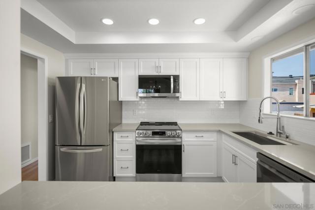 324 D Ave, Coronado CA: https://media.crmls.org/mediaz/d2745023-1667-49c6-92eb-82eb80e8af92.jpg
