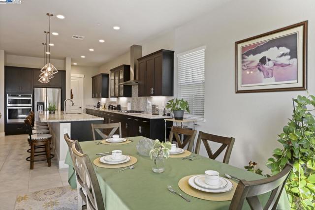 2595 Garden Farms Ave, Lathrop CA: https://media.crmls.org/mediaz/d2745529-633d-4c29-bdf3-311a157c6e53.jpg