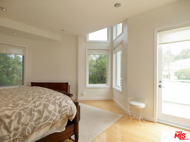 269 N Bundy Drive, Los Angeles CA: https://media.crmls.org/mediaz/d274c749-0357-4bba-b3d0-aa43dfb020d5.jpg