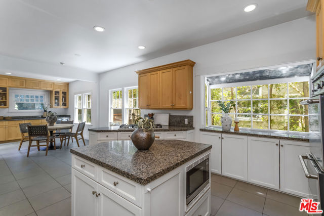 1622 N Orange Grove Avenue, Los Angeles CA: https://media.crmls.org/mediaz/d2765652-cab3-445f-996d-8b98020ecb97.jpg