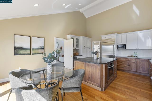 25 Watchwood Ct, Orinda CA: https://media.crmls.org/mediaz/d2778820-911b-4bc1-9aeb-535bd84491ae.jpg