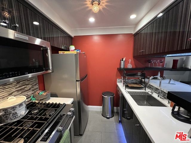 950 N Kings Road, West Hollywood CA: https://media.crmls.org/mediaz/d2783971-9d9b-457c-9969-a66d28f3526b.jpg