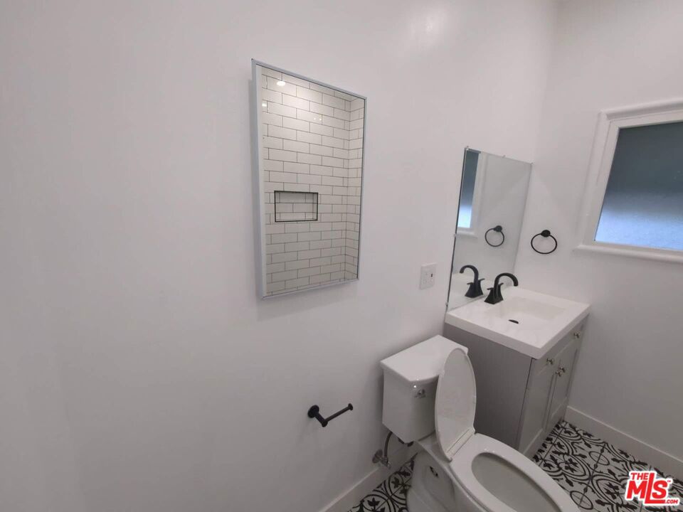 https://media.crmls.org/mediaz/d2799f94-530c-4981-8233-29b37ee7ed52.jpg?preset=X-Large