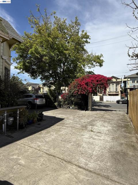 663 25TH Street, Oakland CA: https://media.crmls.org/mediaz/d27ac6d4-bd85-4854-8d64-7329db5bb9c0.jpg
