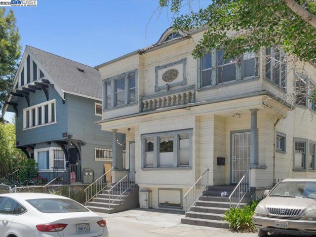 1013 Chestnut St, Oakland CA: https://media.crmls.org/mediaz/d27d0c47-983e-4f9c-8c5a-3f865cadb012.jpg