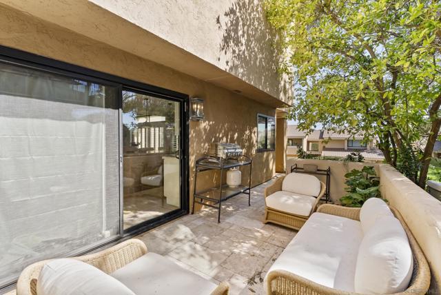 6489 Caminito Catalan, La Jolla CA: https://media.crmls.org/mediaz/d27d8c15-de63-464e-8df9-d6abcc65e519.jpg