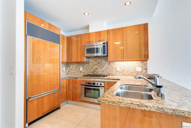 550 Front St, San Diego CA: https://media.crmls.org/mediaz/d27dac84-5c3b-475a-9910-0019d88308f2.jpg