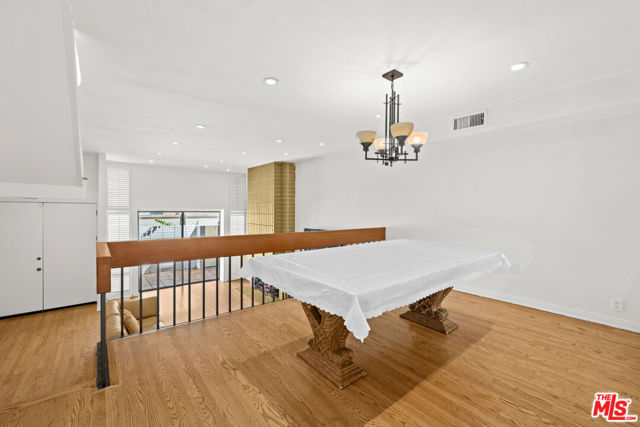 357 S El Camino Drive, Beverly Hills CA: https://media.crmls.org/mediaz/d27dbc68-2105-41cf-9a0c-1f70463cc14b.jpg