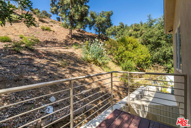 8783 Lookout Mountain Avenue, Los Angeles CA: https://media.crmls.org/mediaz/d27dc46e-3dbe-47c4-ace1-607885c4c93f.jpg