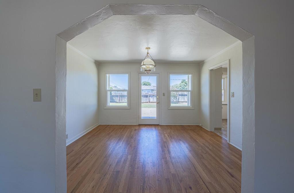 https://media.crmls.org/mediaz/d27e1882-8439-43e2-ad4e-3f8bca4e0662.jpg?preset=X-Large