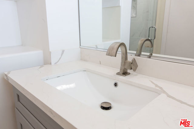 181 S Sycamore Avenue, Los Angeles CA: https://media.crmls.org/mediaz/d280a702-170b-41fe-90fa-6589c20c1bdb.jpg