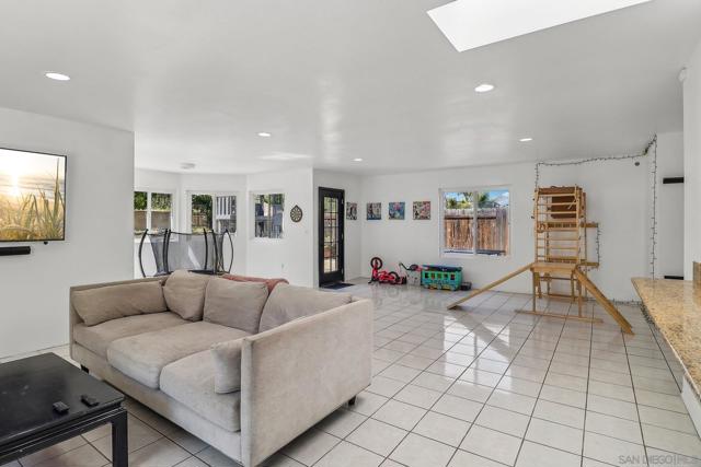 712 Paseo Del Rey, Chula Vista CA: https://media.crmls.org/mediaz/d282b542-608b-4164-b175-2ab6882f4c53.jpg