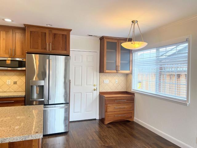 906 Crane Avenue, Foster City CA: https://media.crmls.org/mediaz/d2835323-b95b-47f7-8db6-81e7388ff085.jpg