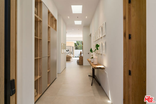 341 N Kings Road, Los Angeles CA: https://media.crmls.org/mediaz/d283eb41-6990-4c3b-96c1-0f972e26bb16.jpg