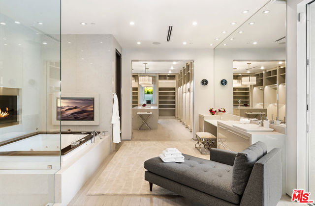 901 Oxford Way, Beverly Hills CA: https://media.crmls.org/mediaz/d2842e27-5ff0-49bb-9939-2ad0bfb50243.jpg