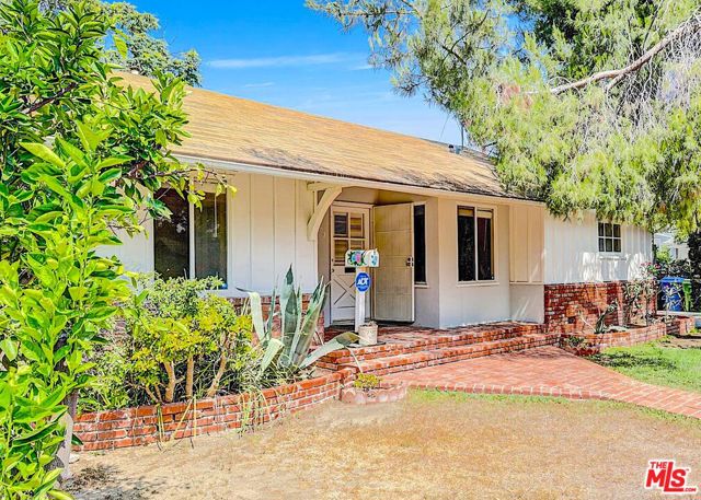 7903 Amestoy Avenue, Van Nuys CA: https://media.crmls.org/mediaz/d285681d-4c7e-44ad-b57a-f892b8d51fe7.jpg