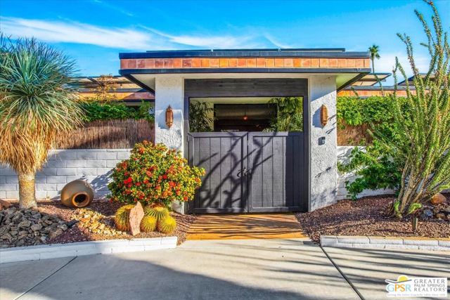 45864 Shadow Mountain Drive, Palm Desert CA: https://media.crmls.org/mediaz/d285f259-3fe2-4080-9f7c-65ee9d06c0d0.jpg