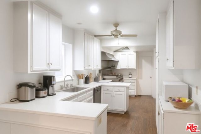10 30th Avenue, Venice CA: https://media.crmls.org/mediaz/d2868ea3-f610-46cf-9d9c-465713283b1b.jpg