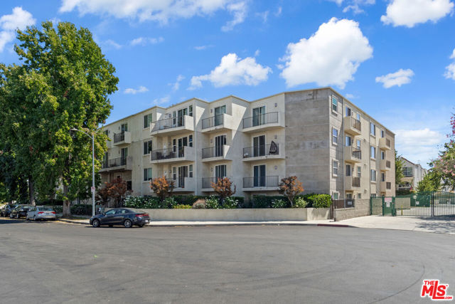14412 Killion Street, Sherman Oaks CA: https://media.crmls.org/mediaz/d2871586-39d7-4a66-a7b4-701060553e21.jpg
