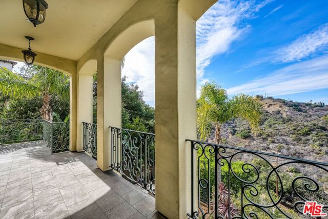 3110 Benedict Canyon Drive, Beverly Hills CA: https://media.crmls.org/mediaz/d28720e5-f64f-4f69-91f7-59ebbb8943c5.jpg