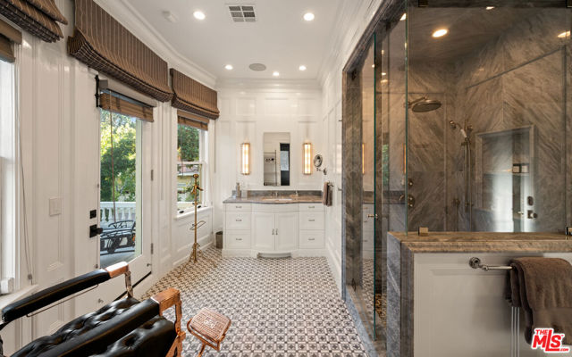 601 S Windsor Boulevard, Los Angeles CA: https://media.crmls.org/mediaz/d28797d2-641d-4af6-a581-1d79bf1a302b.jpg