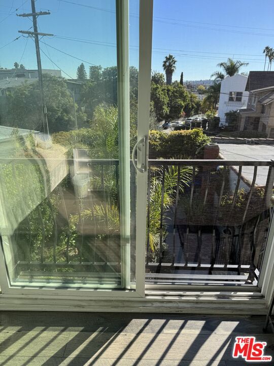 4010 W Adams Boulevard, Los Angeles CA: https://media.crmls.org/mediaz/d287b94a-aa40-495d-8695-c067aaa9e93d.jpg