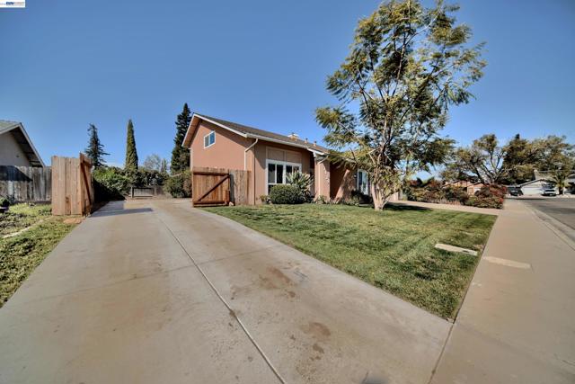 1425 Forest Dr, Turlock CA: https://media.crmls.org/mediaz/d2882758-5a88-4e2f-9eea-c91b00c8b08d.jpg