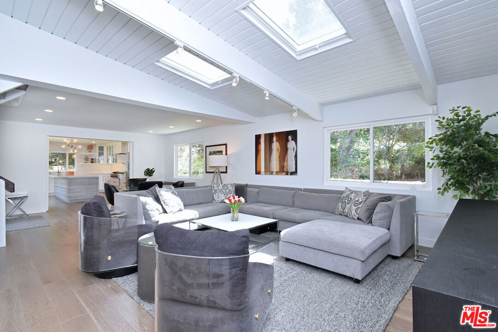 https://media.crmls.org/mediaz/d28863ba-b469-456c-8ce2-c8c6b4012bd2.jpg?preset=X-Large
