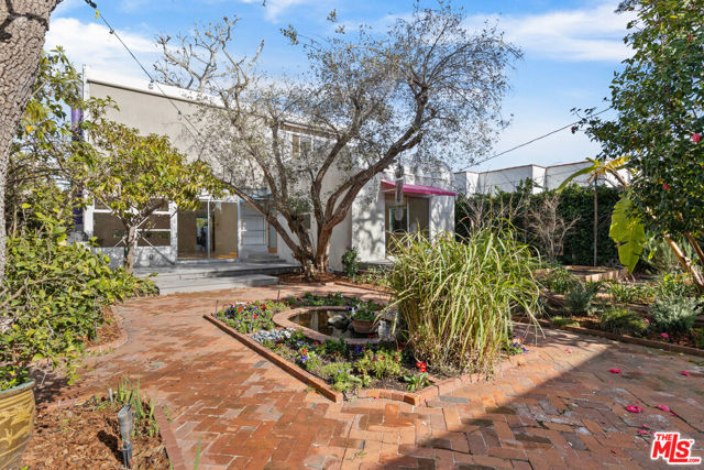 2153 Linnington Avenue, Los Angeles CA: https://media.crmls.org/mediaz/d2889625-731b-46e1-b105-46ba14641e73.jpg